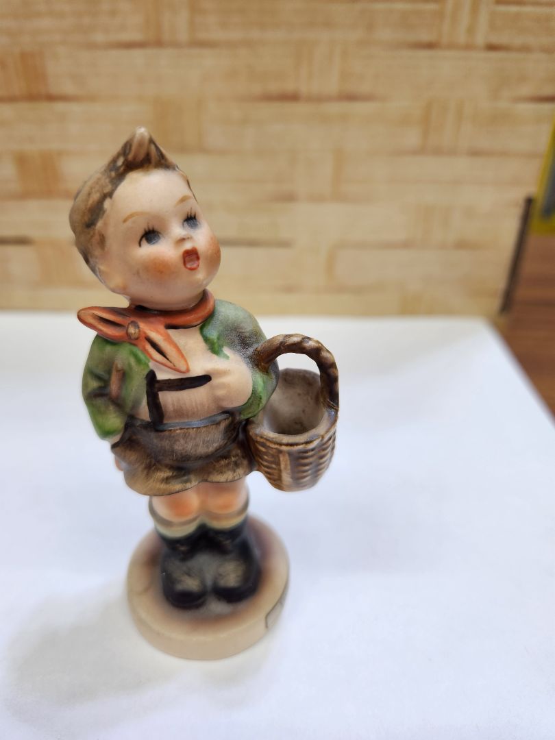 Hummel-boy with basket