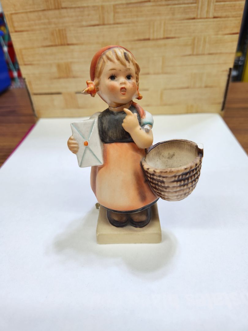 Hummel-Girl with basket