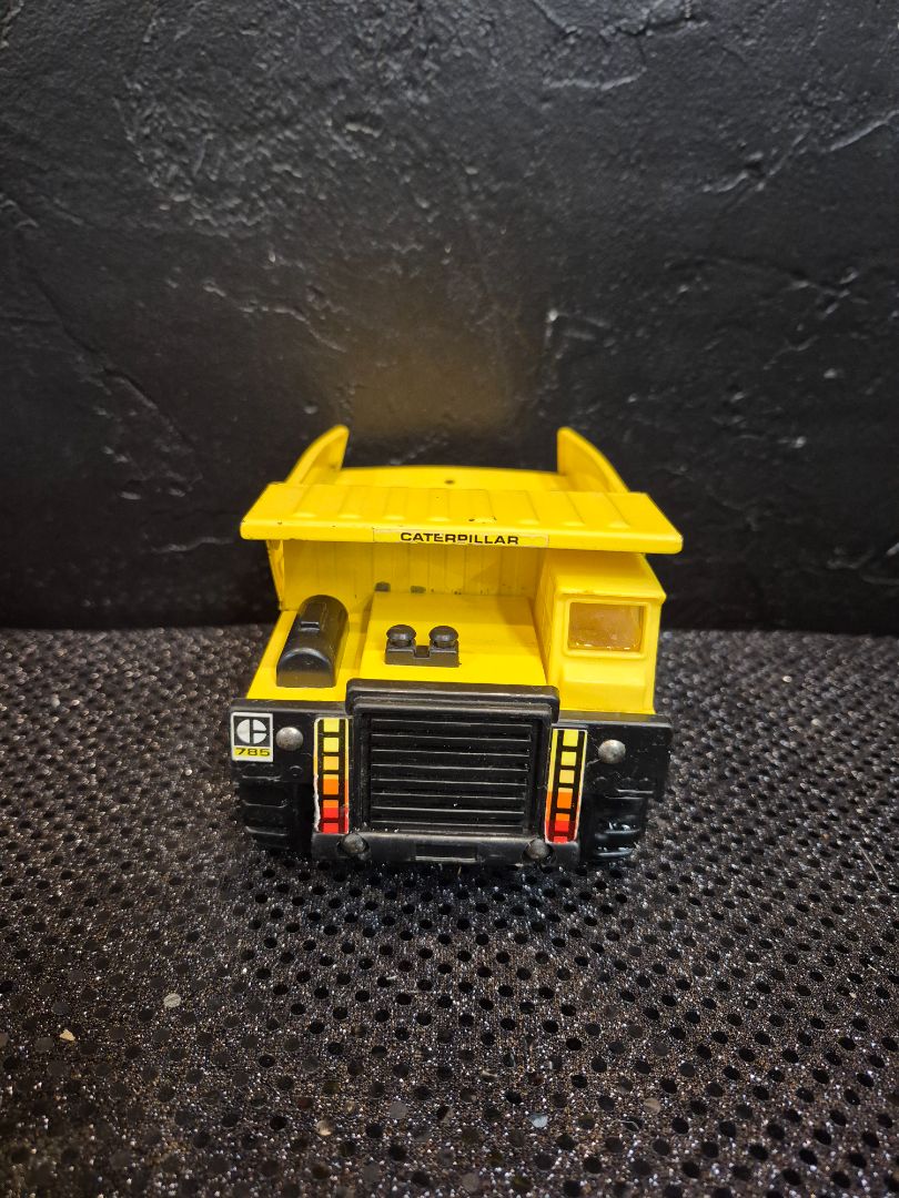 Yellow Remco 1985 Caterpillar 785, 7" × 4"