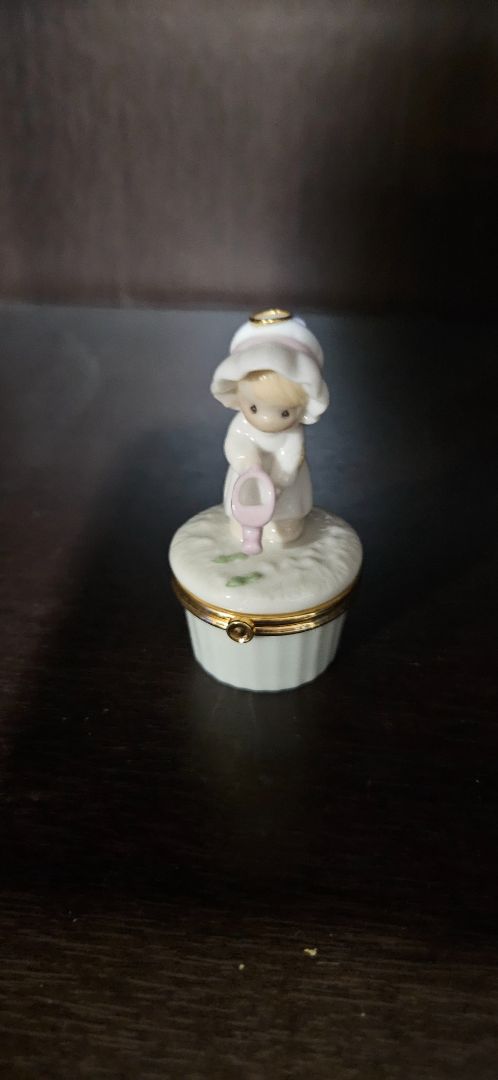 Vintage 2000 Precious moments gardening angel trinket box LR