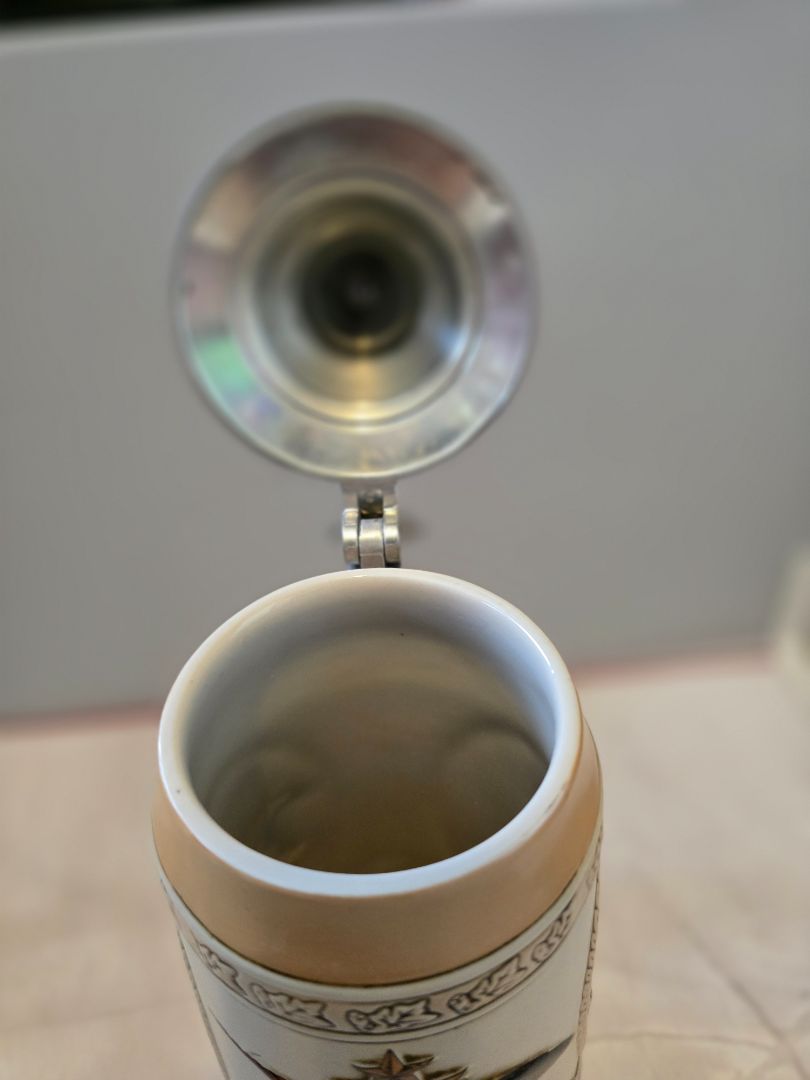 Budweiser Budweiser King of Beers "H" Series Early Transportation Lidded Stein #14071, 9.5 x 5 x 5