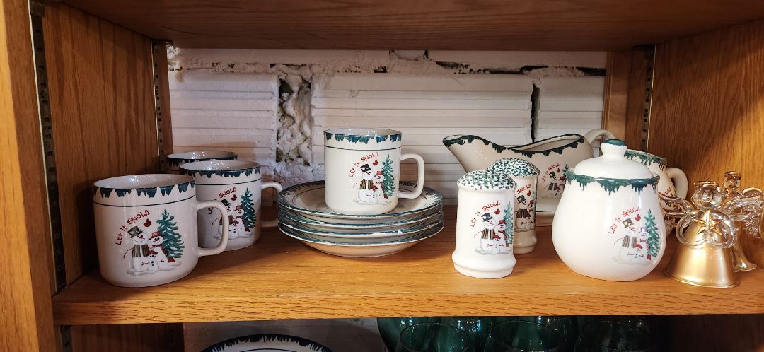 Set of 4 Christmas dishes (plates, small plates, bowls, mugs) plus gravy boat, salt & pepper