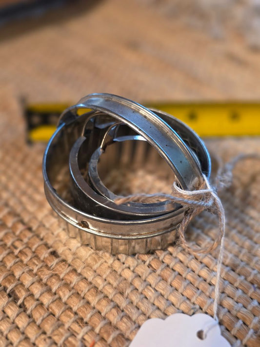 Metal Kitchen decor Vintage Scalloped Biscuit/Cookie Cutter, 3", 2.25", & 1.75"