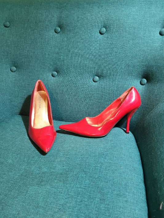 Red Wild Diva Vintage "Less than 50 years", 8 womens