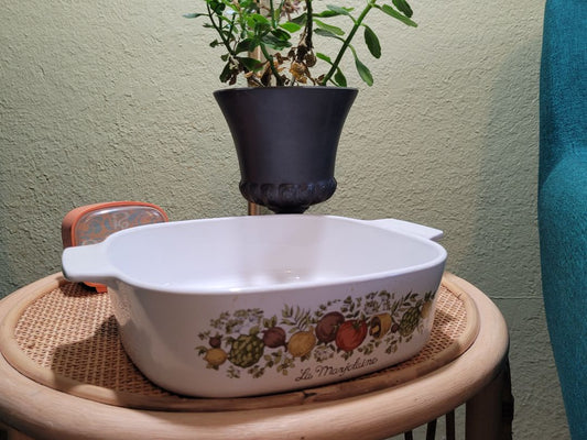 White Corning Vintage "Less than 50 years", 3 qt