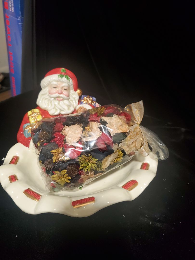 Fitz and Floyd Santa with potpourri