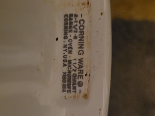 White Corning ware Spice of Life Vintage "Less than 50 years", 1.5 quart