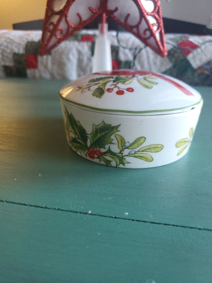 Andrea by Sadek for Williamsburg Cardinal trinket box