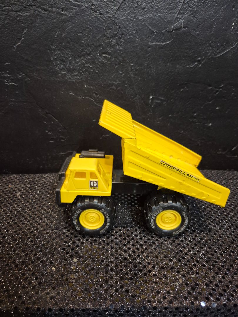 Yellow Remco 1985 Caterpillar 785, 7" × 4"