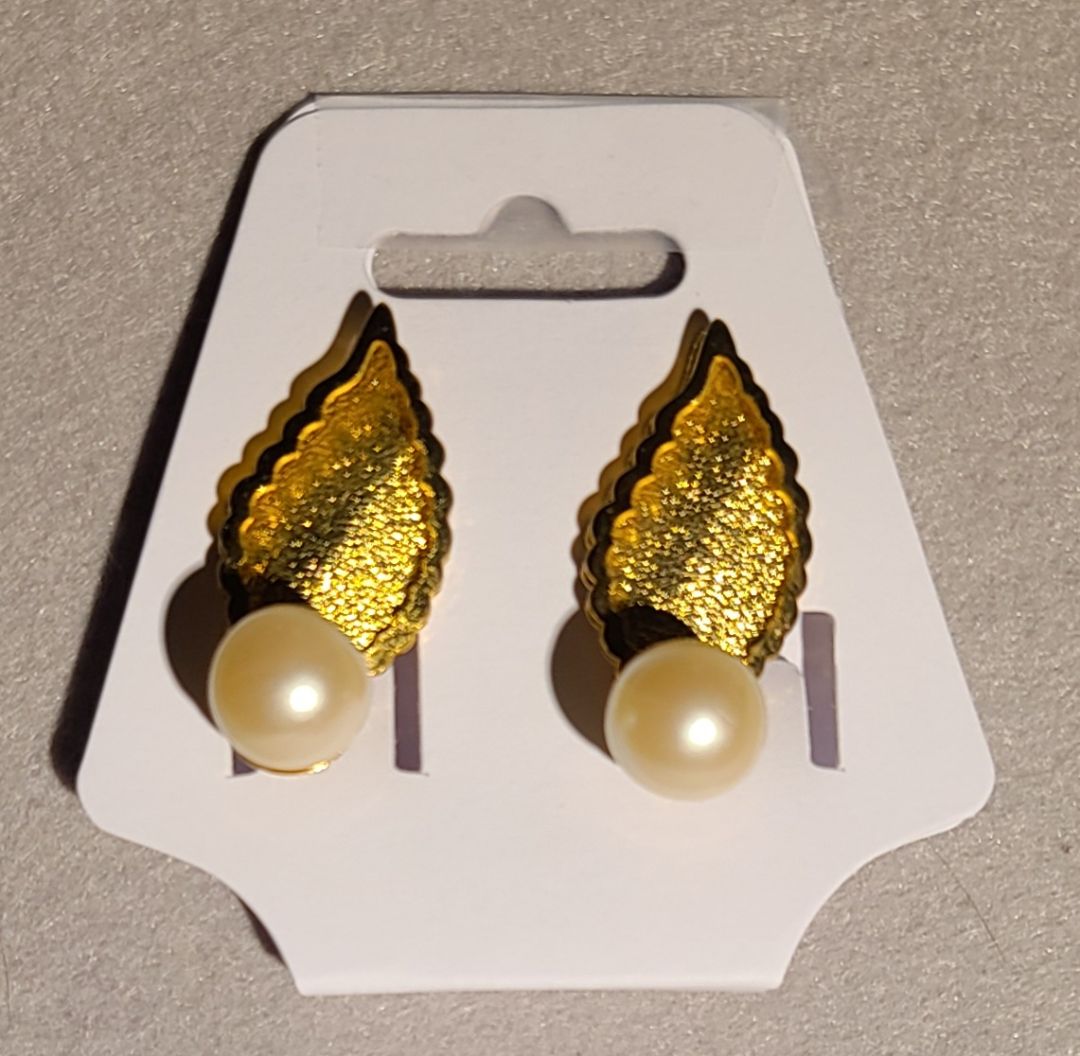Gold Tone & Pearl  Earring Clip-on