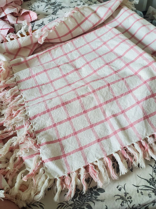 Table cover pink and white