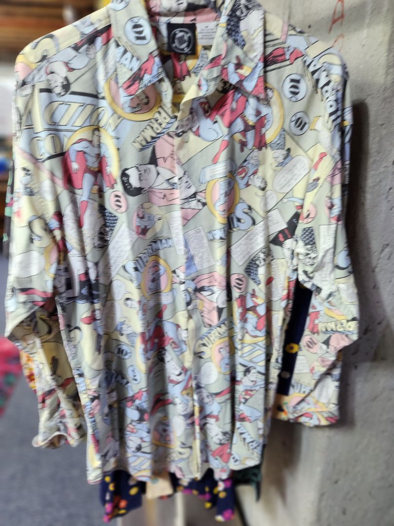 DC Comics Shirt, Large