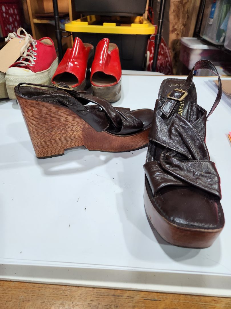 Dark Brown Fanfare Pede- Brazil 70's Dk Brown Leather/wood sandels, 9