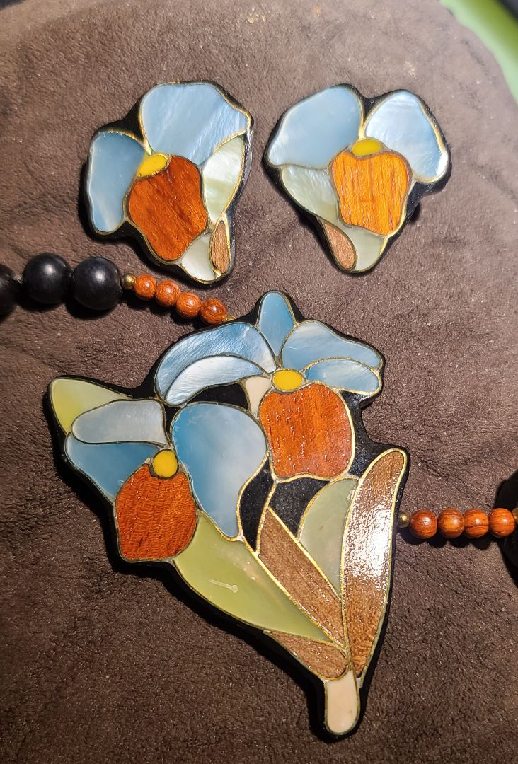 Beaded Necklace Lee Sands Mother of Pearl Inlay Flower with Earrings
