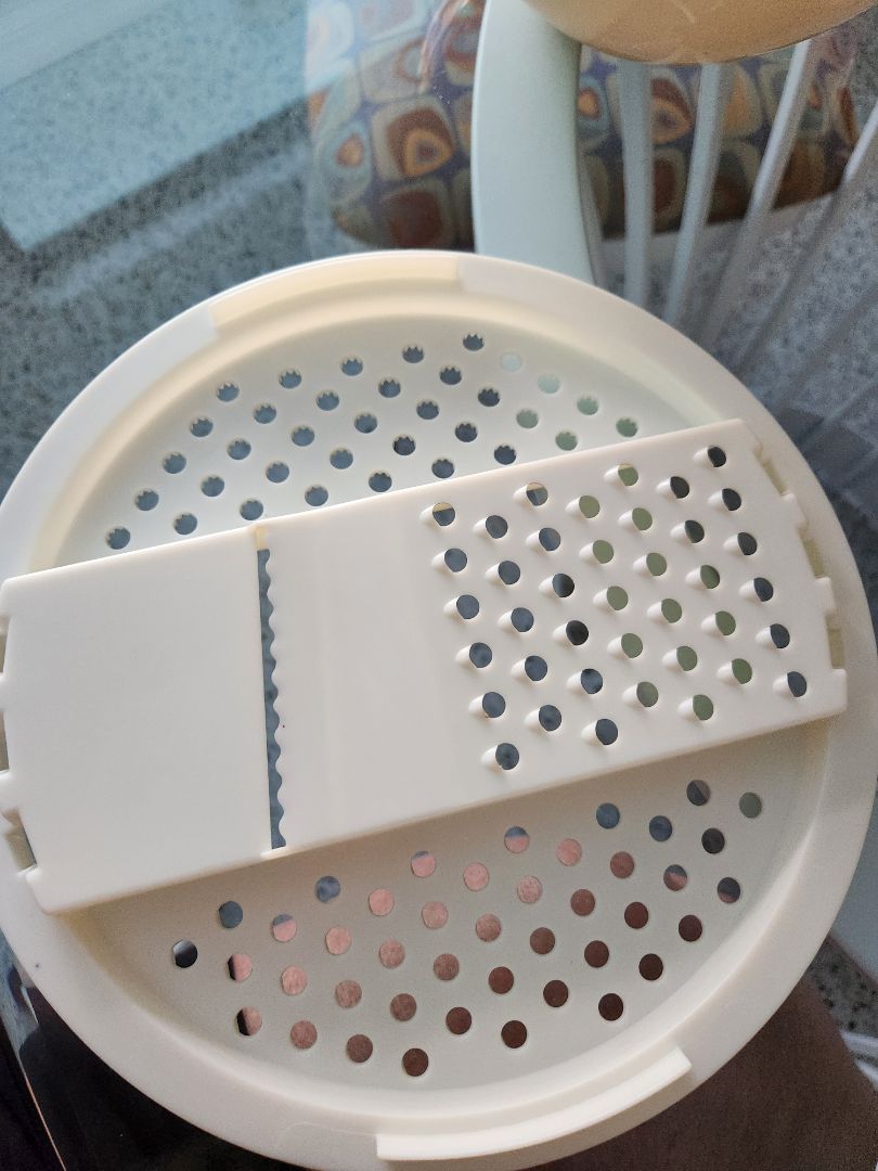Grater/slicer lid Tupperware