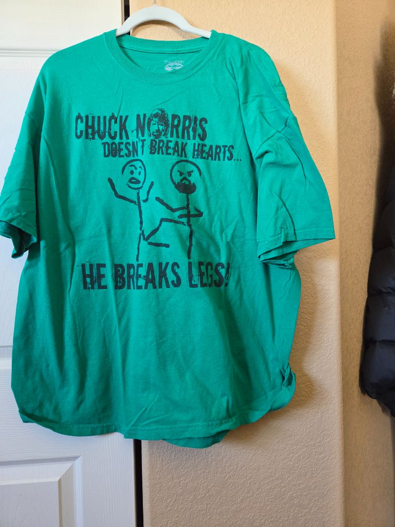 T-SHIRT  CHUCK NORRIS HES DOESNT