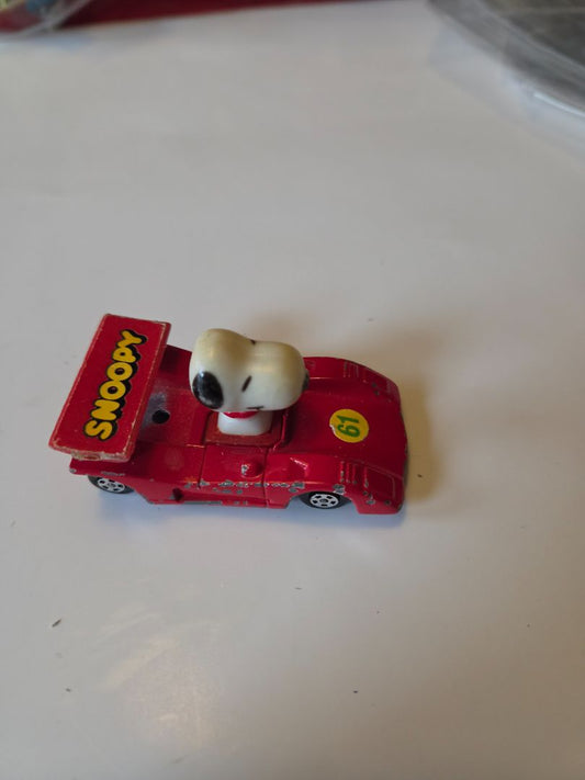 AVIVA PEANUTS SNOOPY RED SPORTS CAR