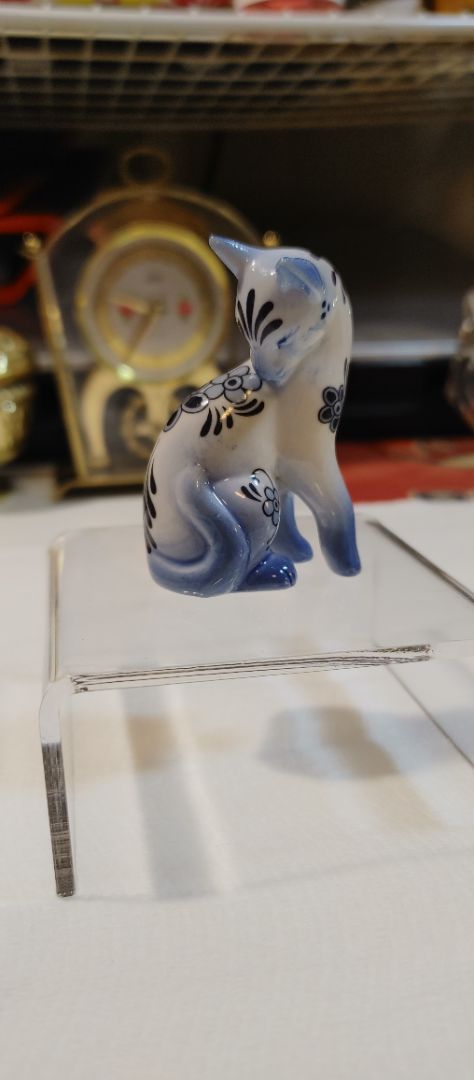 Blue & White Franklin Mint 1986 Franklin Mint “The Cabinet of Cats Curiosities”., >3"