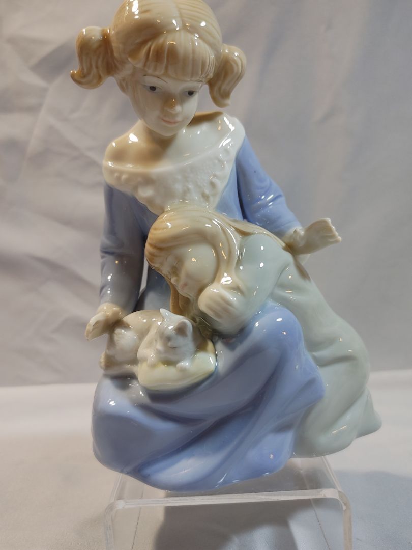 Porcelain Figurine Musicbox