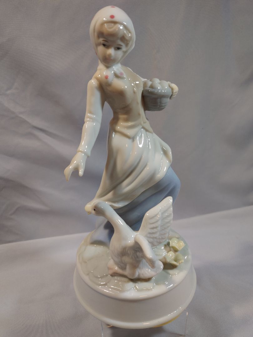 Lenwile Ardalt Porcelain Figurine Musicbox, 10"
