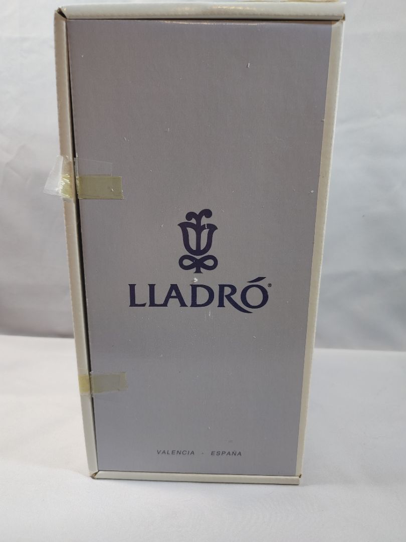 Pastels Lladro Lladro "Summer Stroll" Figurine, 9.5"