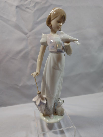 Pastels Lladro Lladro "Summer Stroll" Figurine, 9.5"