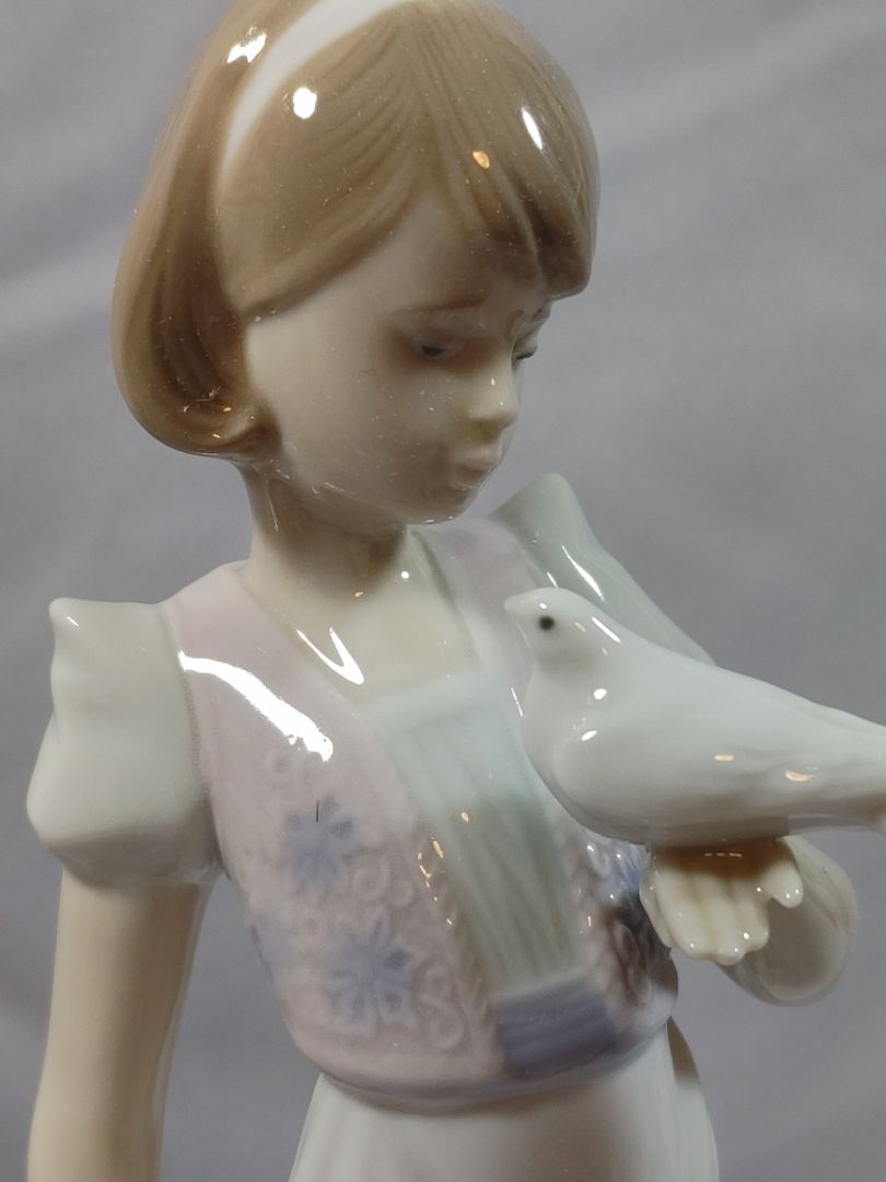 Pastels Lladro Lladro "Summer Stroll" Figurine, 9.5"
