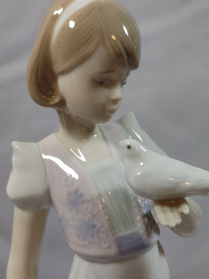 Pastels Lladro Lladro "Summer Stroll" Figurine, 9.5"