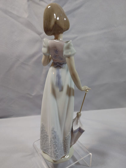 Pastels Lladro Lladro "Summer Stroll" Figurine, 9.5"