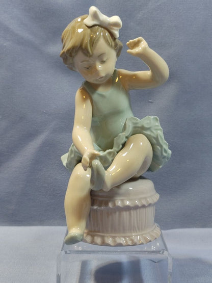 Lladro Little ballerina with slippers, Karena #5107, 6.5"