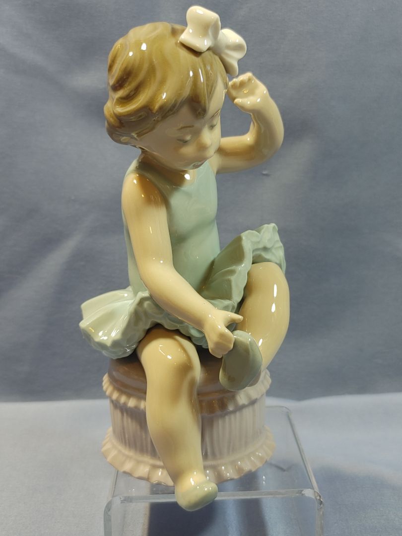 Lladro Little ballerina with slippers, Karena #5107, 6.5"