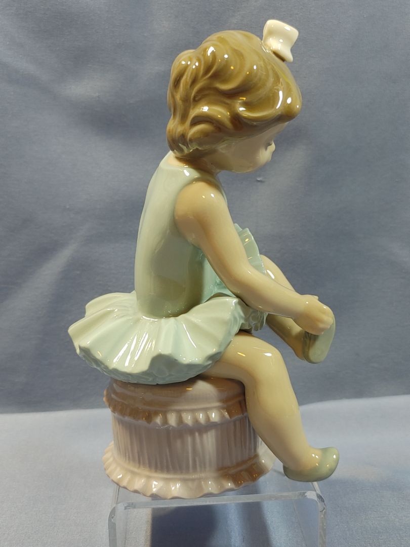 Lladro Little ballerina with slippers, Karena #5107, 6.5"