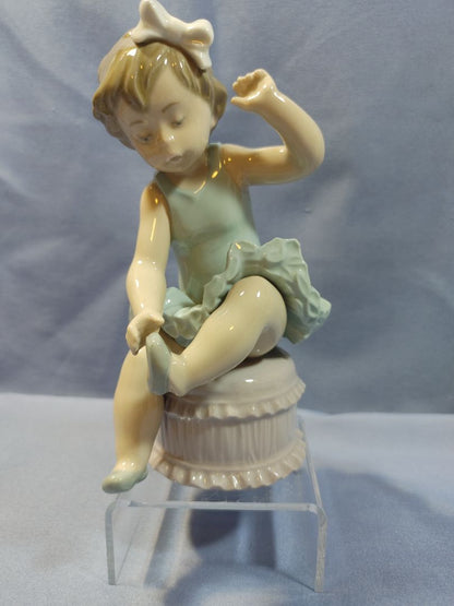 Lladro Little ballerina with slippers, Karena #5107, 6.5"