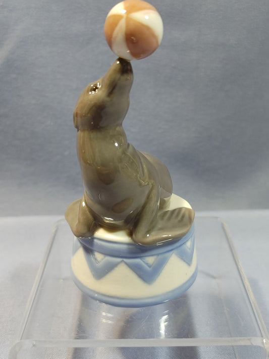 Lladro Cirus Seal, "Balancing Act" #5392, 3.6"