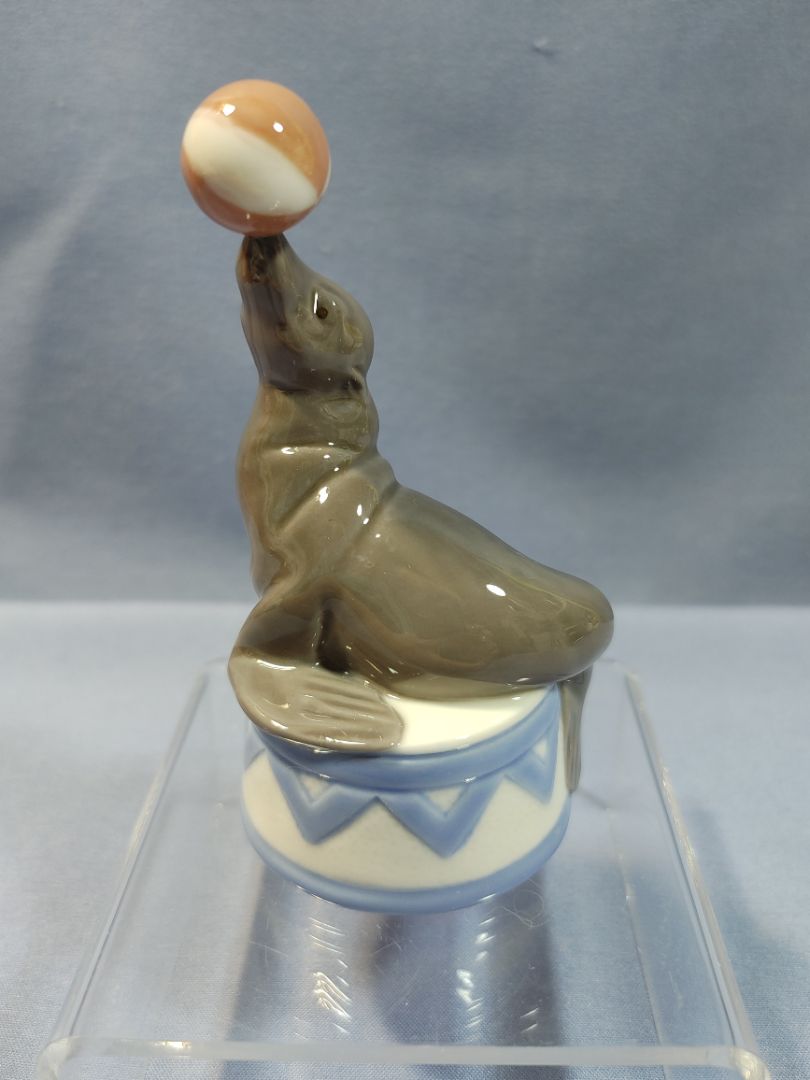 Lladro Cirus Seal, "Balancing Act" #5392, 3.6"