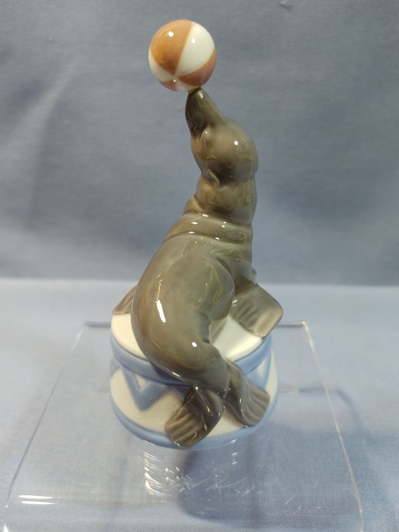 Lladro Cirus Seal, "Balancing Act" #5392, 3.6"