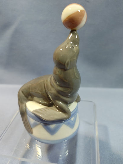 Lladro Cirus Seal, "Balancing Act" #5392, 3.6"