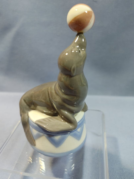 Lladro Cirus Seal, "Balancing Act" #5392, 3.6"