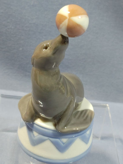 Lladro Cirus Seal, "Balancing Act" #5392, 3.6"