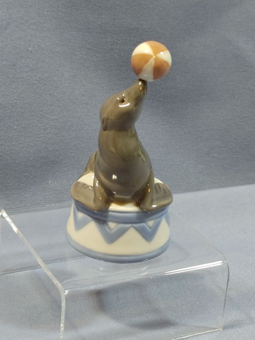 Lladro Cirus Seal, "Balancing Act" #5392, 3.6"