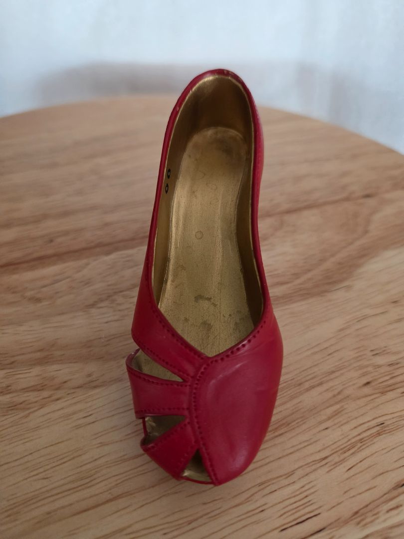 Just the Right Shoe- Mini shoe" Ravishing Red" 1998