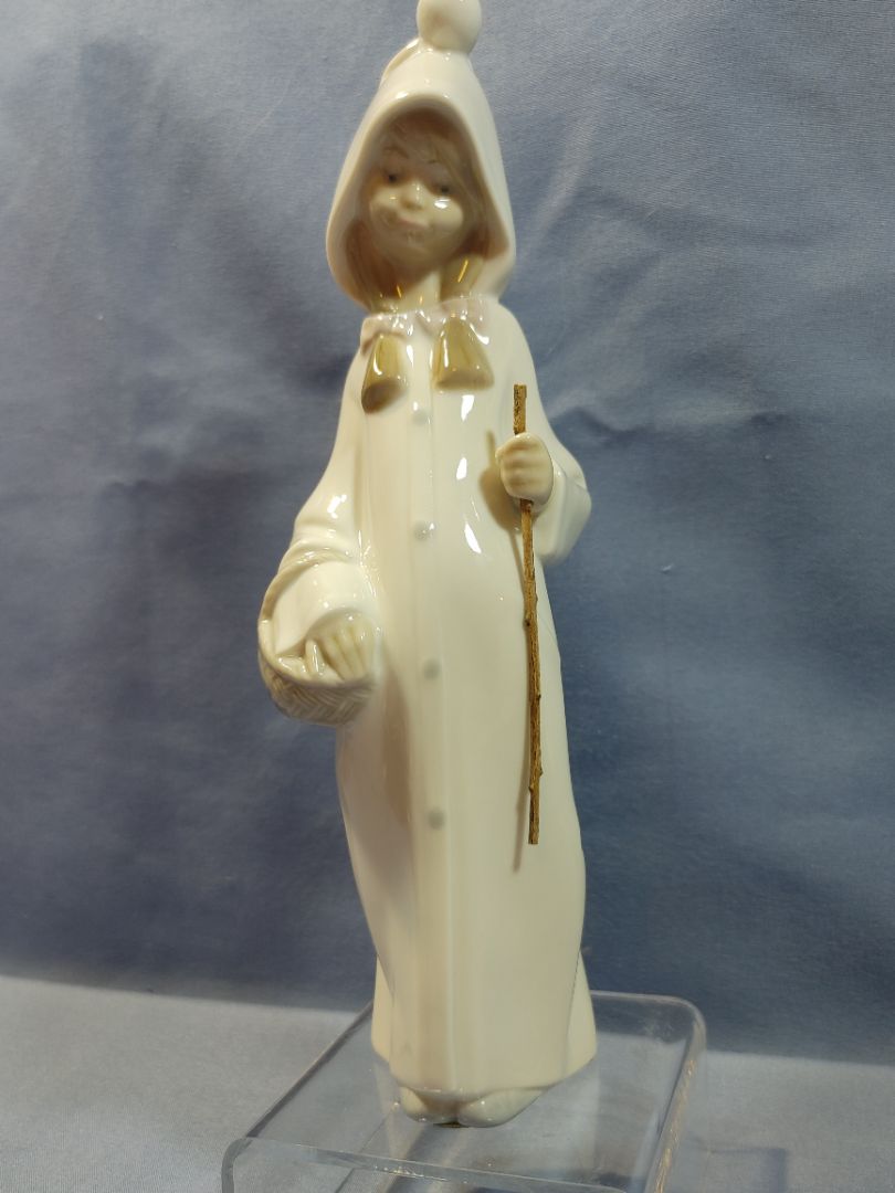 Lladro 1969 Porcelain Figurine #4678, “Sheppard Girl with Basket"