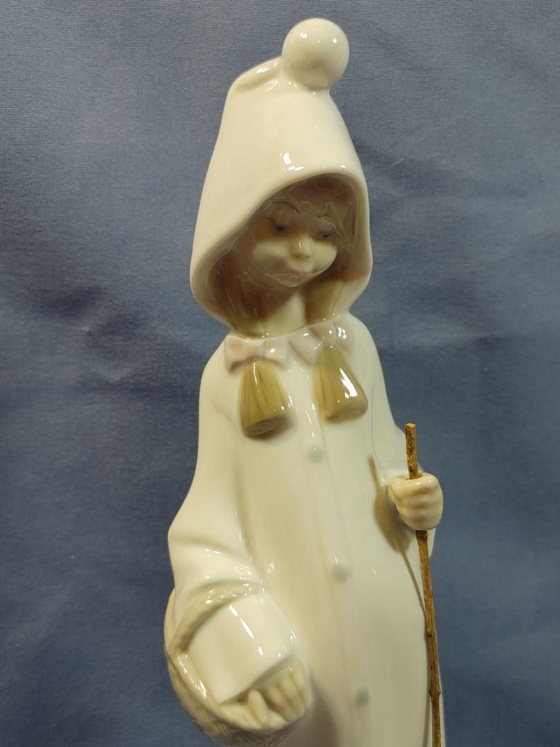 Lladro 1969 Porcelain Figurine #4678, “Sheppard Girl with Basket"