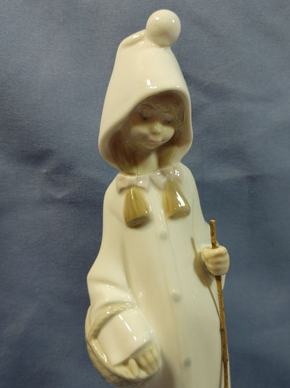 Lladro 1969 Porcelain Figurine #4678, “Sheppard Girl with Basket"