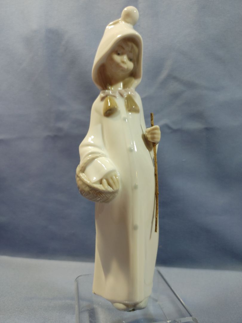 Lladro 1969 Porcelain Figurine #4678, “Sheppard Girl with Basket"