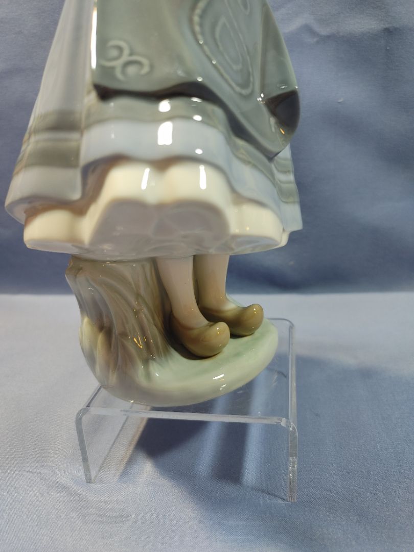 Lladro 1983 Porcelain Figurine, “From my Garden-Budding Blossoms” #1416, 10.5"