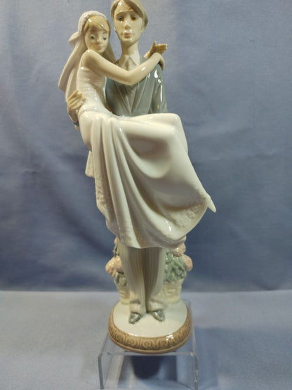 Lladro 1985 Porcelain Figurine #5282, “Over the Threshold”, 11"