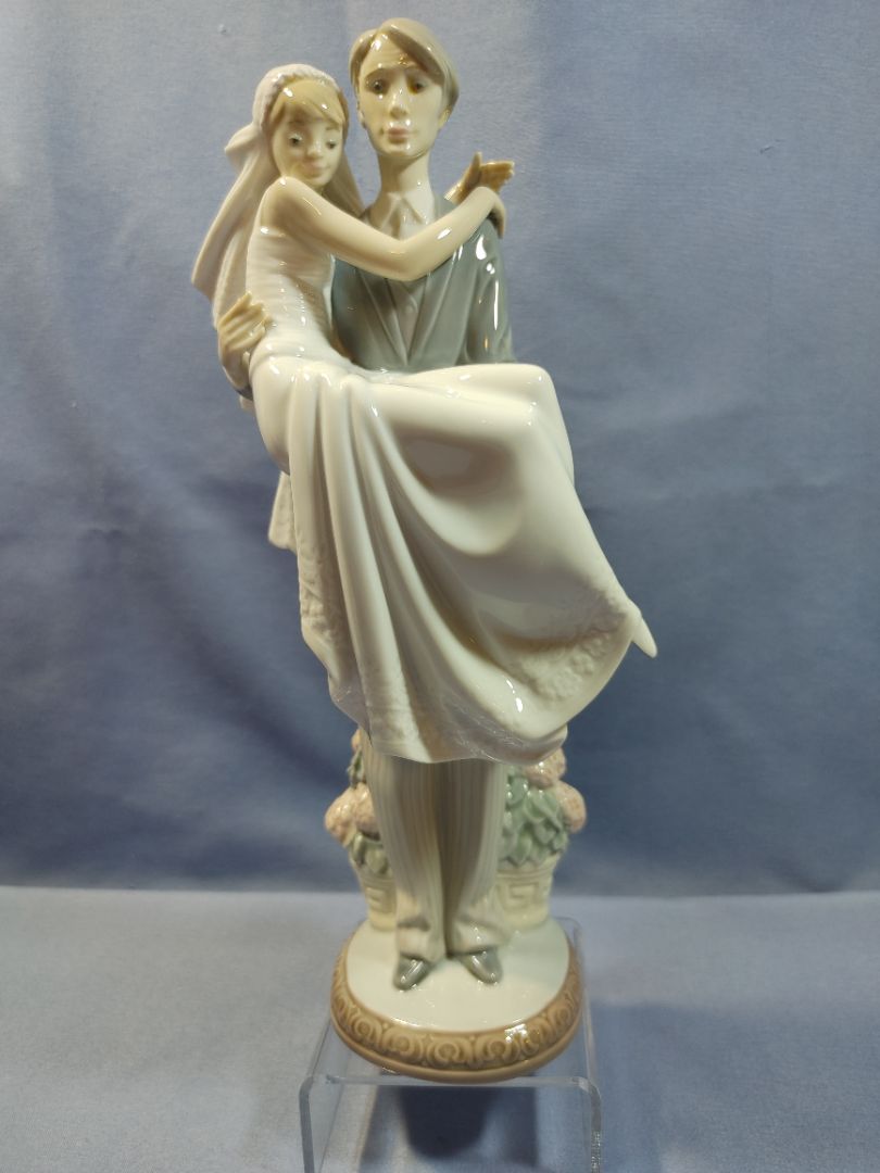 Lladro 1985 Porcelain Figurine #5282, “Over the Threshold”, 11"