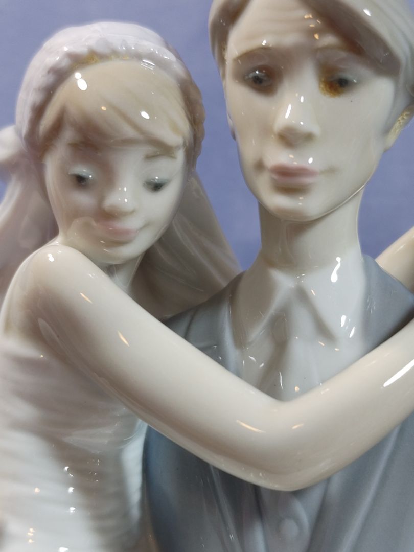 Lladro 1985 Porcelain Figurine #5282, “Over the Threshold”, 11"
