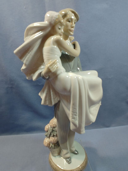 Lladro 1985 Porcelain Figurine #5282, “Over the Threshold”, 11"